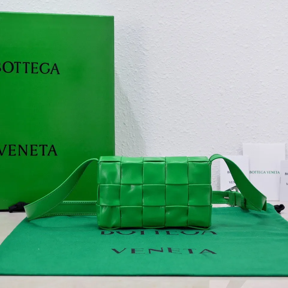 #Bv 2022 autumn and winter new product Cassette small pillow bag. Classic weaving technology and chubby filling design pillow bag. It has developed into a family series and has become the trump card of the new Bottega bag. 🔥 A must-have artifact for fashionistas to match frequently selected fashion items and contemporary exquisite workman concave shapes💚Cute and cute. The medium size is launched in the latest color. Beautiful and dreamy. Super exciting💓 Size: 17.5*10.5*3cm, model: 7587#
